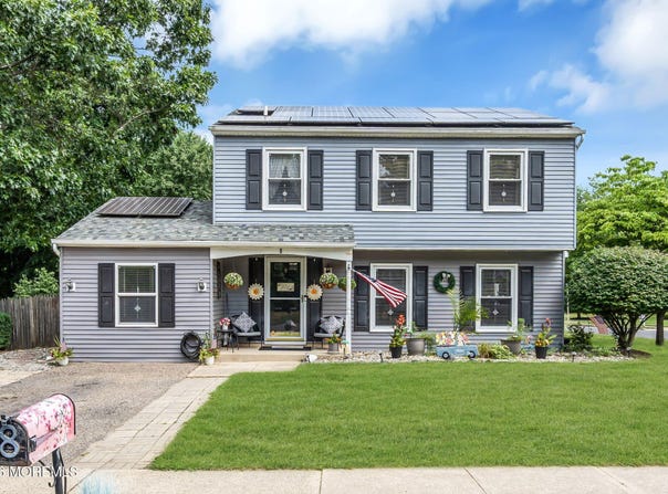 8 Concord Circle, Howell, NJ 07731