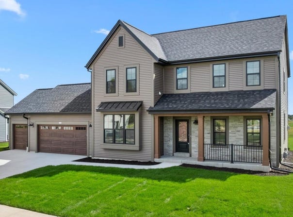 1733 Hammock Ln, Oconomowoc, WI 53066