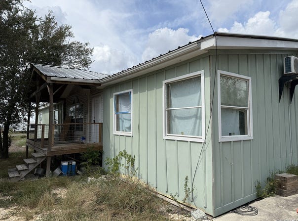 102 DEWEY LN, Seguin, TX 78155