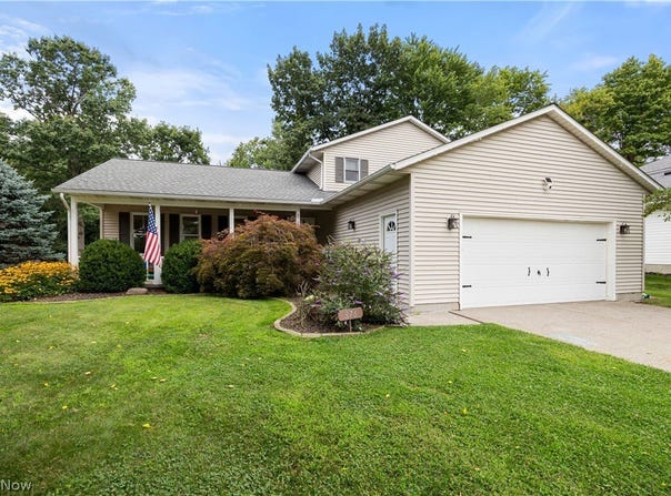 876 Moss Canyon Drive, Amherst, OH 44001