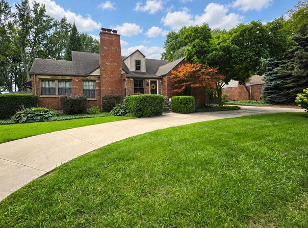 543 Vernier Road, Grosse Pointe Woods, MI 48236