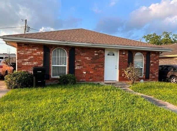 313 E MAGNOLIA Drive, Chalmette, LA 70043
