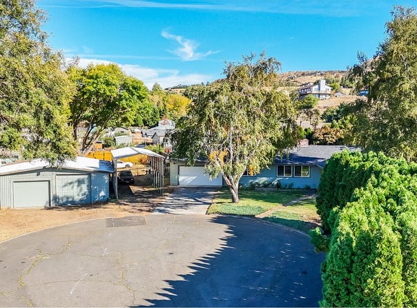 2420 E 14TH Pl, TheDalles, OR 97058