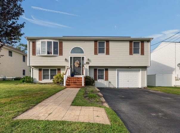 52 Family Dr, Fall River, MA 02721