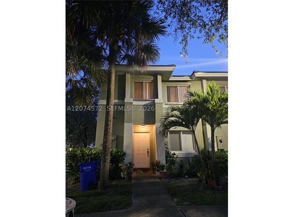 126 Hidden Ct Rd, Hollywood, FL 33023
