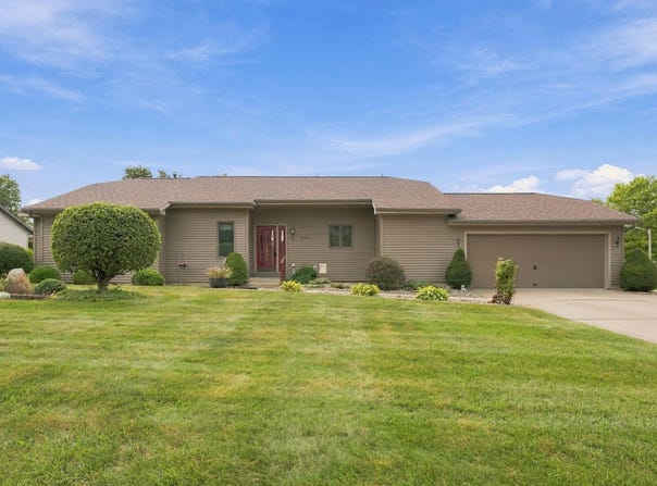 202 Colonial Drive, Warsaw, IN 46582-1941