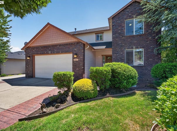 722 E 18TH St, LaCenter, WA 98629