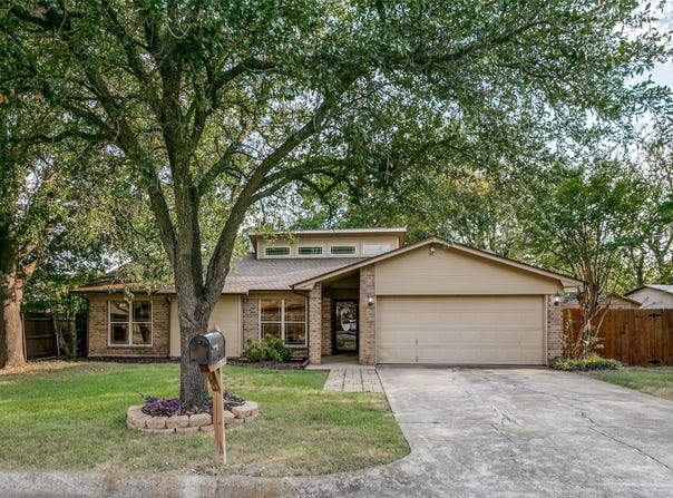 904 Dewey Scott Street, Benbrook, TX 76126