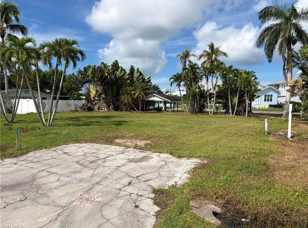 1138 Christopher Ct lot: 13, NAPLES, FL 34104