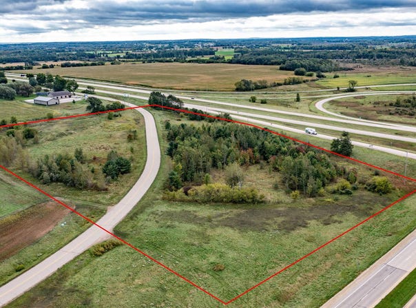 RUNWAY Drive, WAUPACA, WI 54981-0000