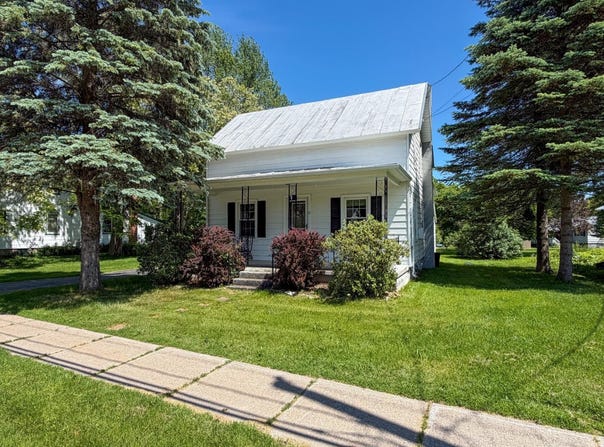 10 Spruce Street, Champlain, NY 12919