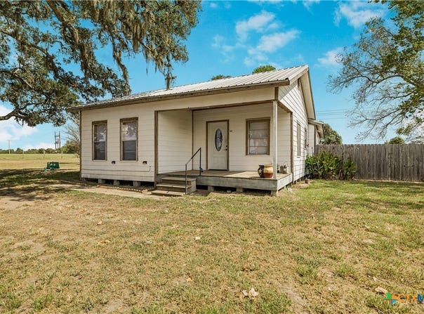 4526 E State Highway 111, Yoakum, TX 77995