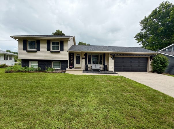 2421 N 2nd Avenue E, Newton, IA 50208