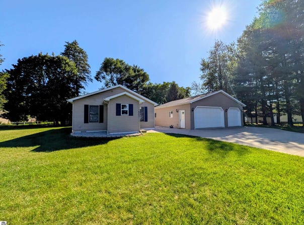 903 W Deer Road, Gladwin, MI 48624