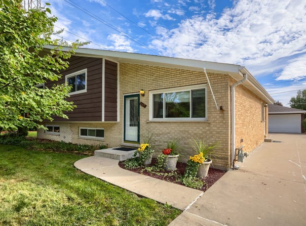 829 N Howard Avenue, Elmhurst, IL 60126