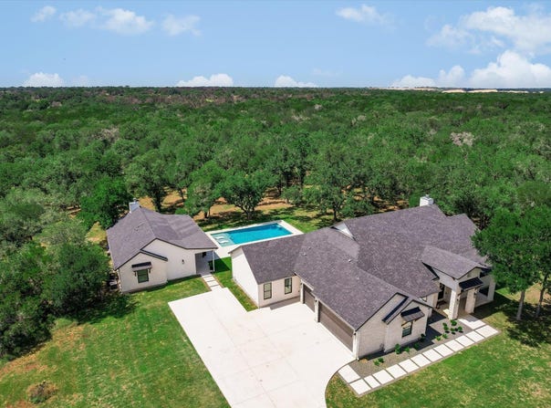 400 Creekside Dr, Buda, TX 78610