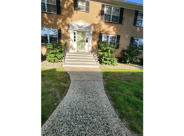 10 Somerset Drive, Suffern, NY 10901