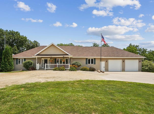 33463 Hilton Road, Edgewood, IA 52042