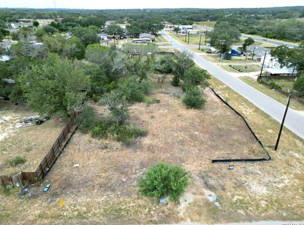 100 Villa Ridge, Poteet, TX 78065