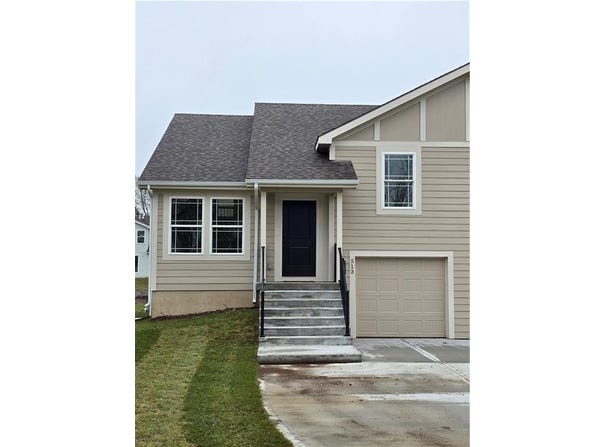 513 W Smith Street, Spring Hill, KS 66083