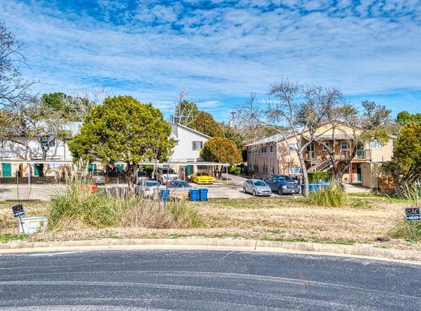 2002 N Bordeaux Dr, Kerrville, TX 78028