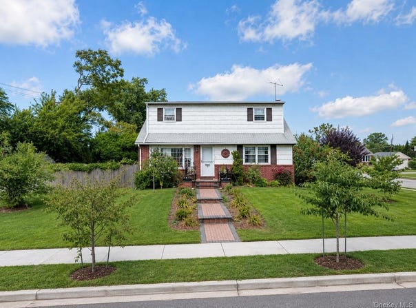 1142 Ferngate Drive, Franklin Square, NY 11010