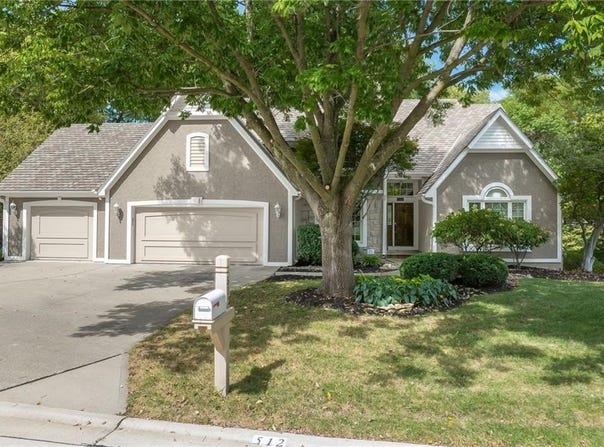 512 Pinewood Drive, St Joseph, MO 64506