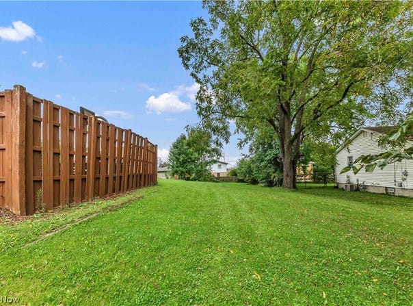 Geneva Avenue, Struthers, OH 44471