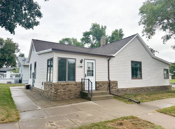 128 E Walnut Avenue, Linton, ND 58552