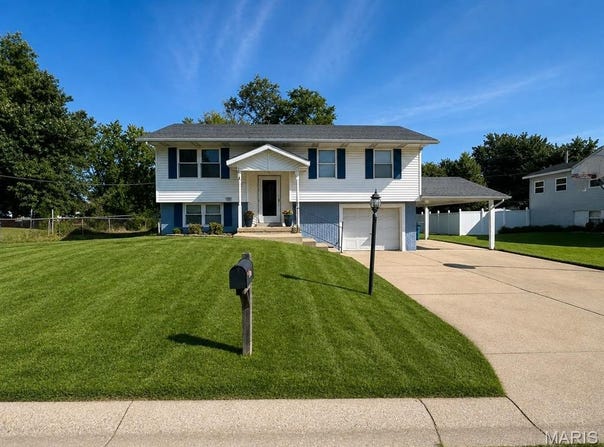 332 Saturn Drive, Godfrey, IL 62035