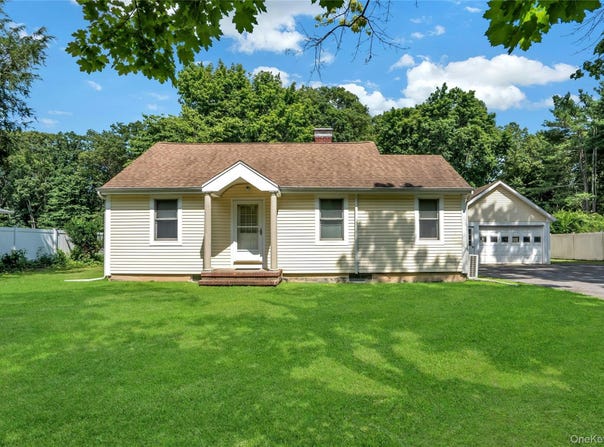 33 Laurel Drive, Smithtown, NY 11787