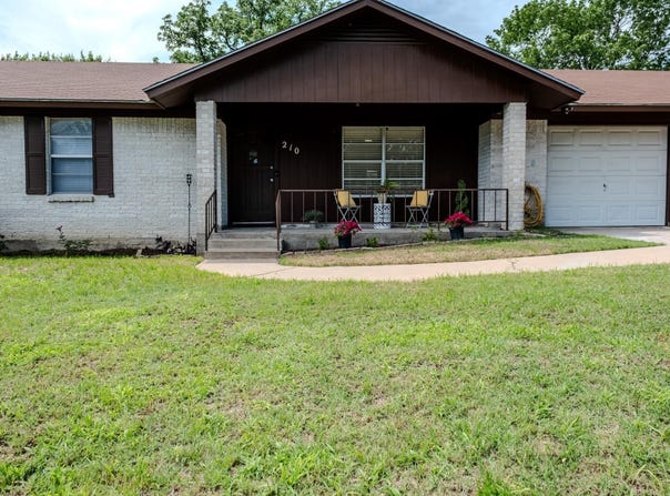 210 LOESCH Dr, Elgin, TX 78621