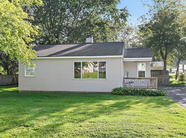 710 W Pheasant Trail, McHenry, IL 60051