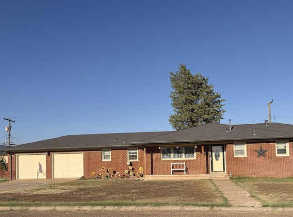 519 S W 7th St, Lockney, TX 79241