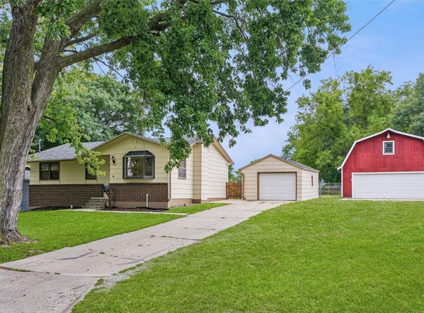 1107 N 10th Avenue E, Newton, IA 50208