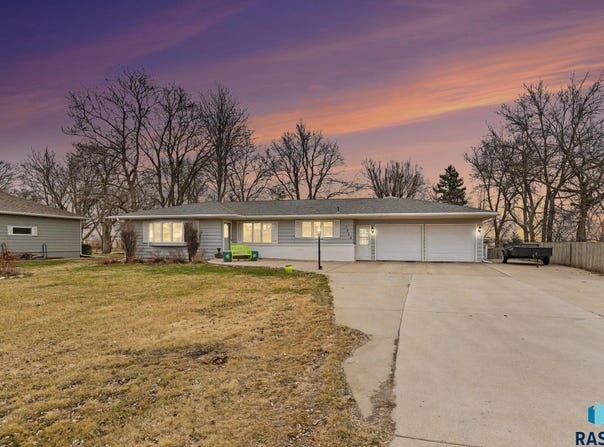 1504 NW 2nd St, Madison, SD 57042