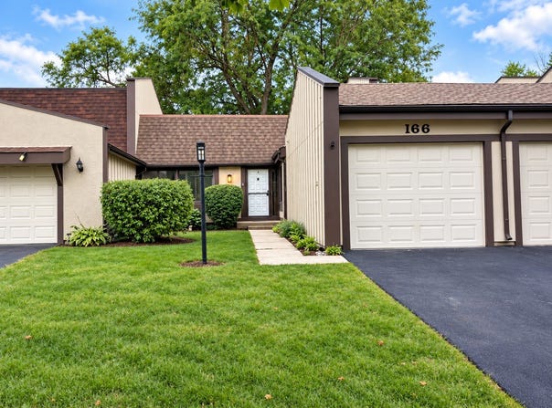 166 Cascade Drive, Indian Head Park, IL 60525