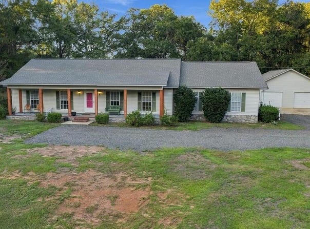 907 Early Walden Rd., Headland, AL 36345