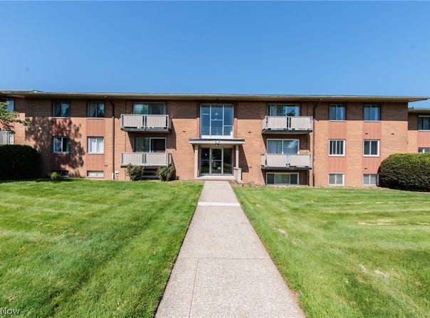 21841 River Oaks Drive, Rocky River, OH 44116