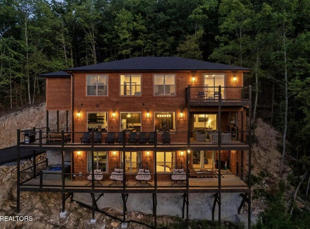 1990 Blackthorn Tr, Sevierville, TN 37876
