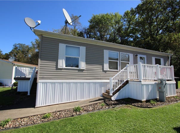 122 Eagle Pointe Dr, New Eagle, PA 15067