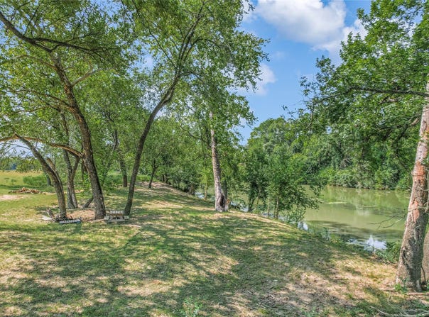 Mitchell St, Smithville, TX 78957