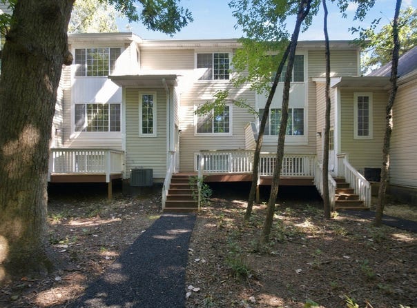 280 W Treehouse Lane, Round Lake, IL 60073