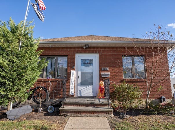 4001 Broadway, Island Park, NY 11558