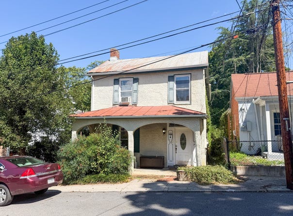 110 E HENRY St, Lexington, VA 24450