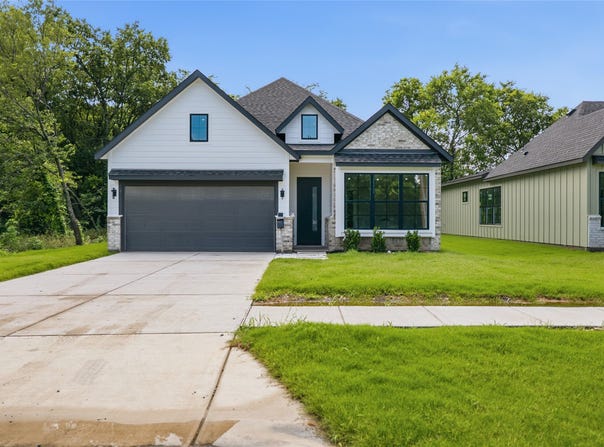 307 E Locust Street, Leonard, TX 75452