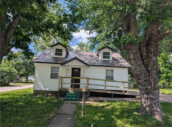 105 E Colorado Street, Windsor, MO 65360