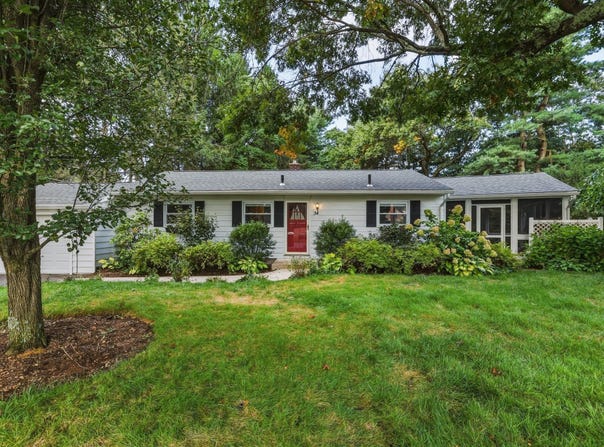 34 Skyridge Ln, Springfield, MA 01128