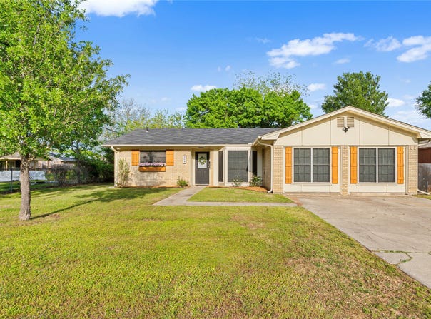 904 Kent Drive, Gainesville, TX 76240