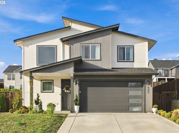665 W 9TH St, LaCenter, WA 98629